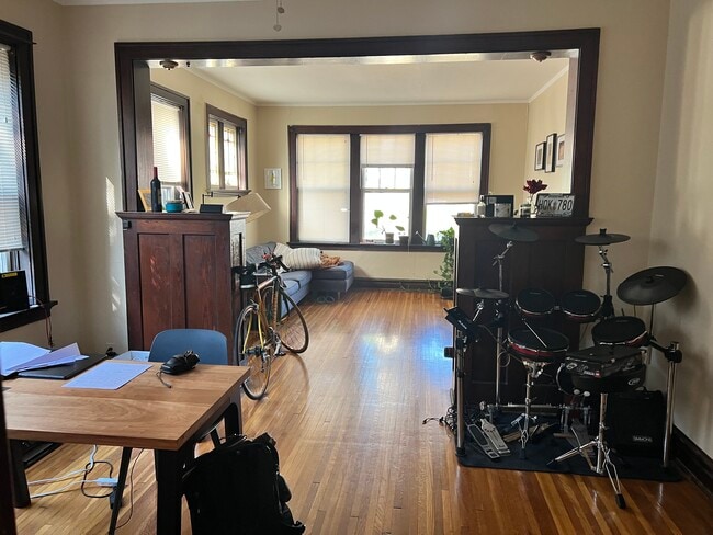 living room - 2516 Bellevue Ave