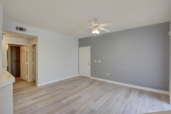 Foto del edificio - UPGRADED 2 BEDROOM CONDO!