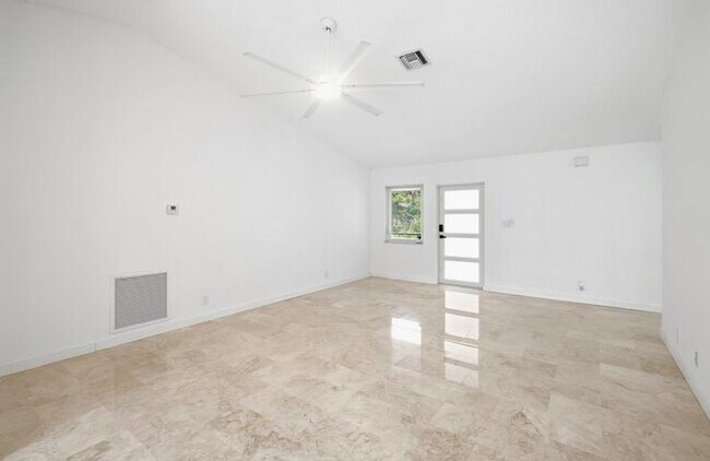 Foto del edificio - 235 NW 3rd Ct