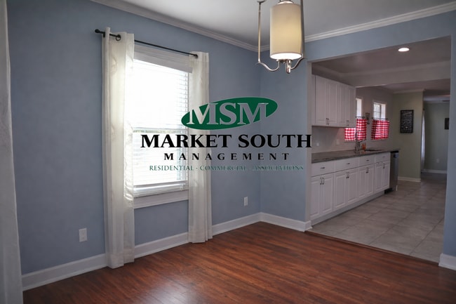 Building Photo - CUTE AND COZY THREE BEDROOM