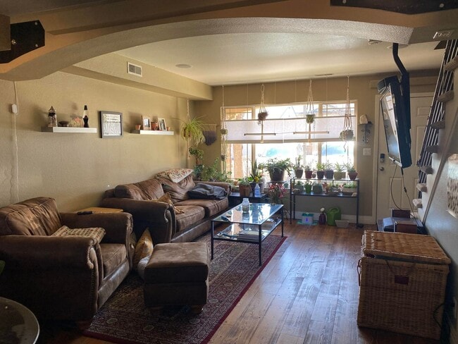 Building Photo - 2 Bed 1.5 Bath Updated Townhome in South B...