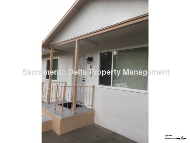 Building Photo - Updated 2bed/1bath home with large yard in...