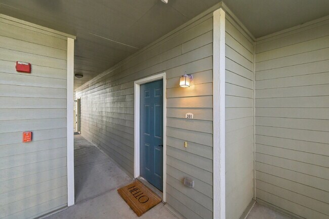 Foto del edificio - $1,679.95 with $300 Cleaning Voucher, 1 Bed - 1 Bath, Condo in Aurora with In-Unit Laundry!