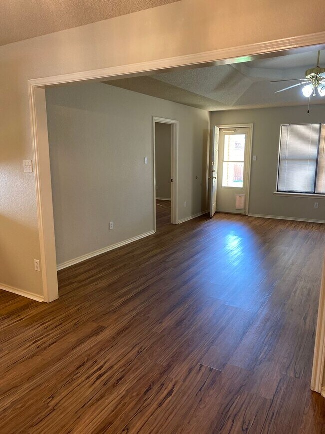 Building Photo - Spacious 3/2/2 in great location.