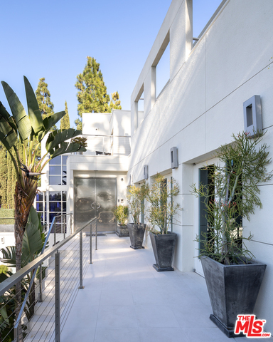 Building Photo - 14200 Mulholland Dr