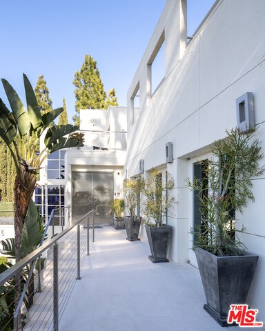 Foto del edificio - 14200 Mulholland Dr