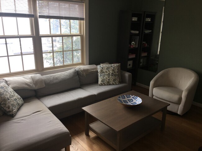 Building Photo - 11 2nd St NE