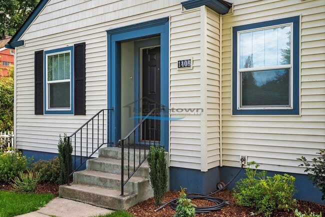 Building Photo - Well-Maintained 3 Bed 2 Bath Cottage in Do...