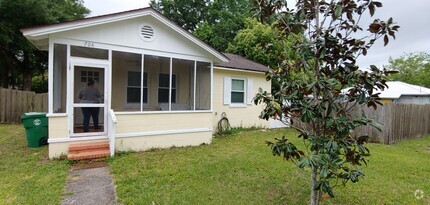 Building Photo - 708 E Ohio Ave