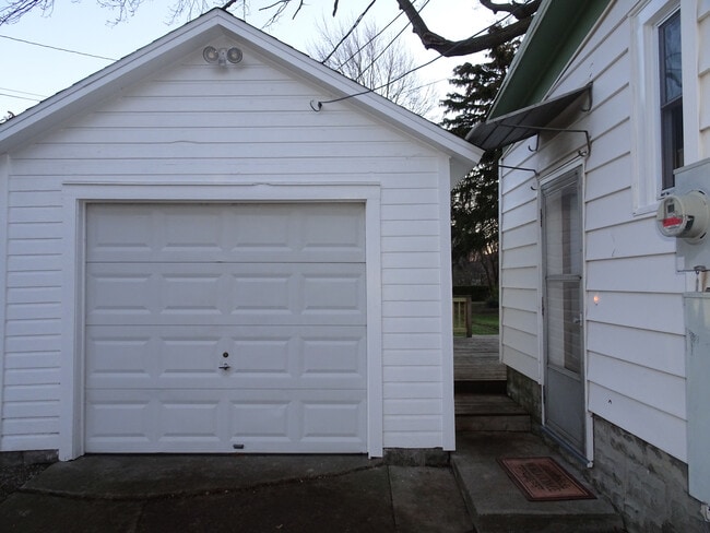 Building Photo - 415 E Lima St