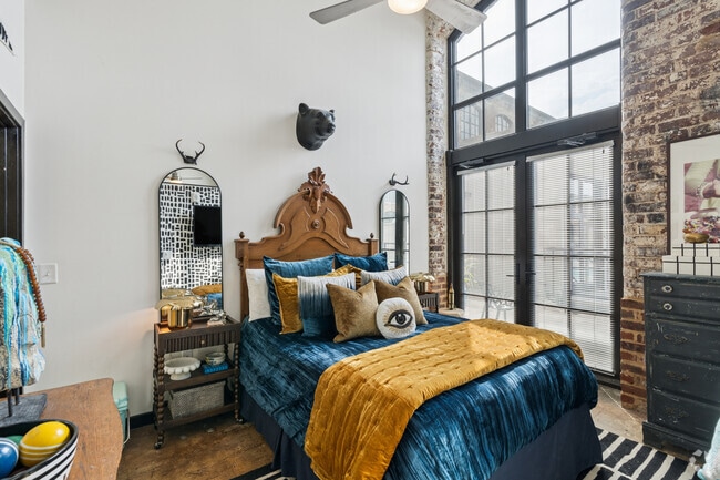 1 habitación, 1 baño - 671 pies cuadrados - Habitación - The Lofts at Hawthorne Mill