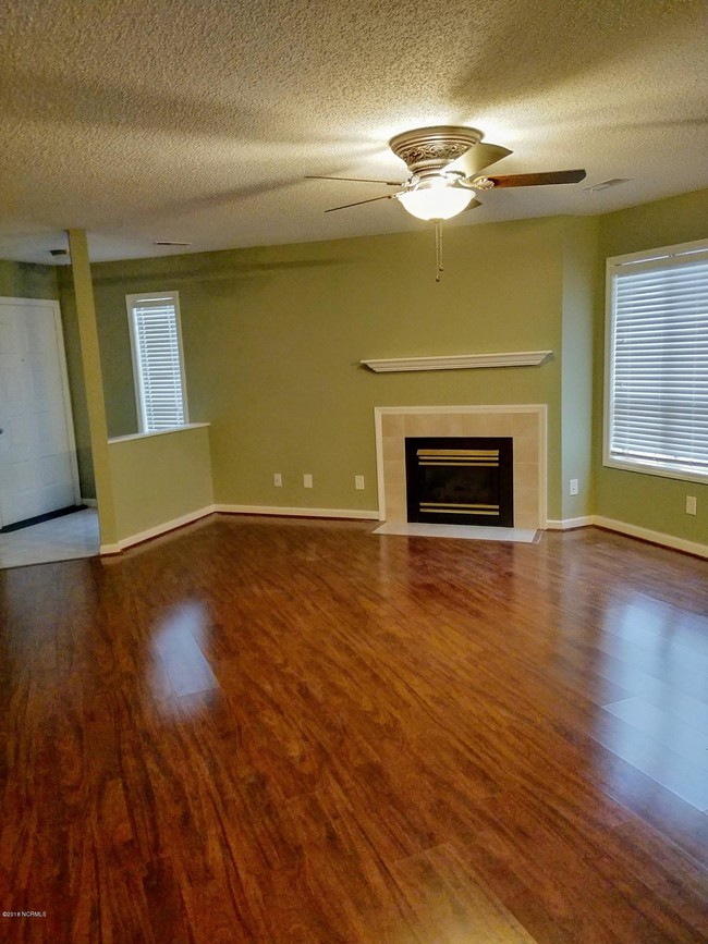 Building Photo - 105 Breezewood Dr