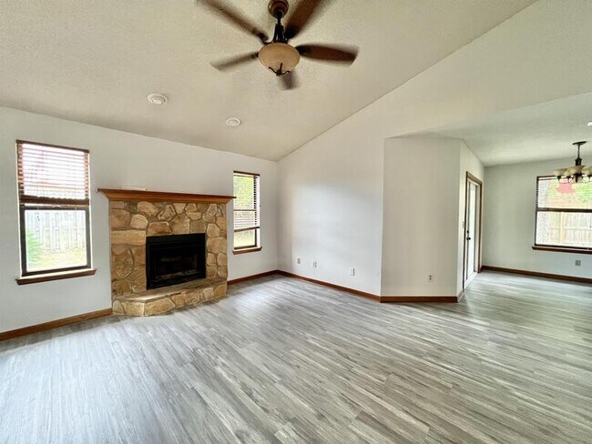 Building Photo - 413 Primrose Cir