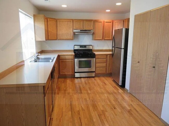 Building Photo - Stunning and cozy house in Dupont!