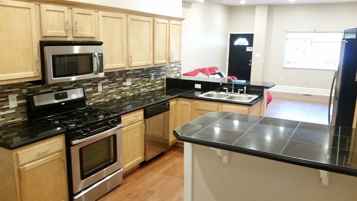 Primary Photo - Luxury 3 bedrooms + 2 Guest Rooms / Home O...