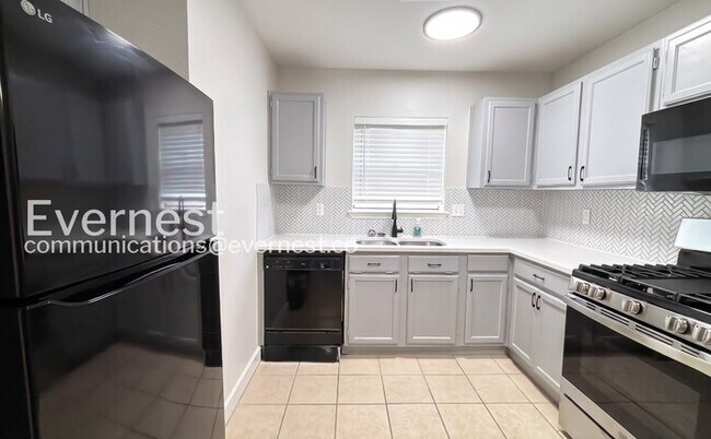 Foto del edificio - 4730 Black Rock St