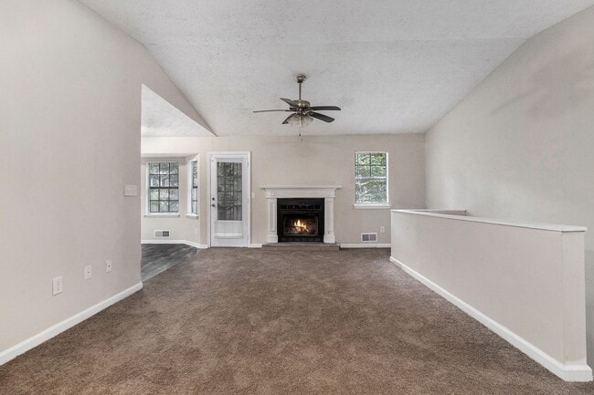 Building Photo - 3 bdrm, 2 bath in Stone Mountain