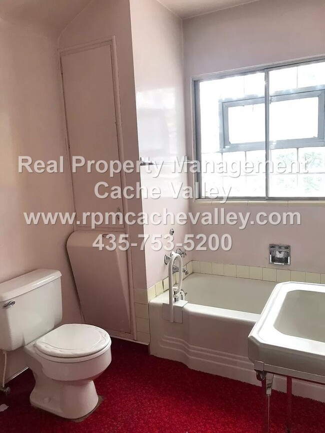 Foto del edificio - Great 5 bedrooms and 3 baths home Close to...