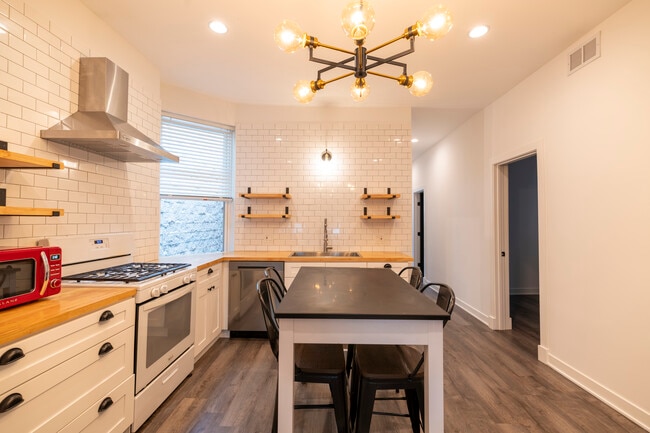 Building Photo - 905 S Miller St