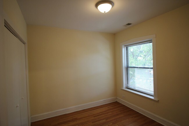 Building Photo - 3719 N Leavitt St
