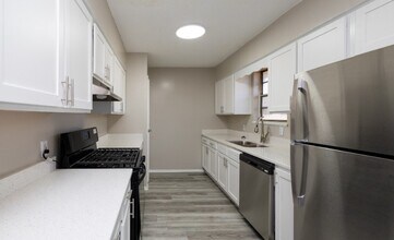 Building Photo - 460 E Blackstock Rd