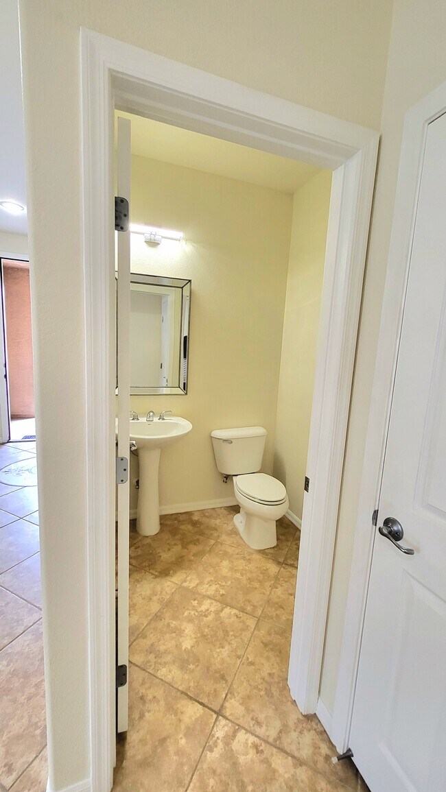 Foto del edificio - 5761 E Badlands Ln