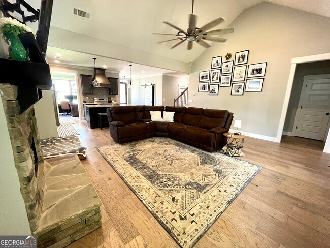 Foto del edificio - 1180 Legend Dr