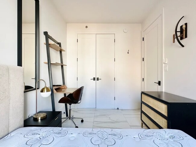 Foto del edificio - Furnished room/NOT APARTMENT