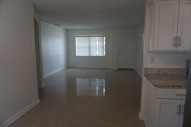 Living Area - 201 N Hampton Ave