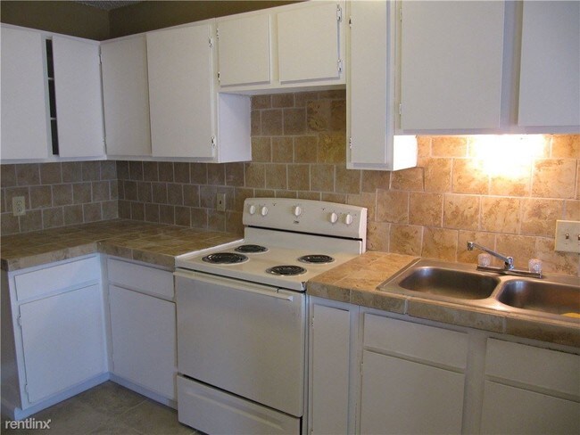Building Photo - 520 Lenora Dr