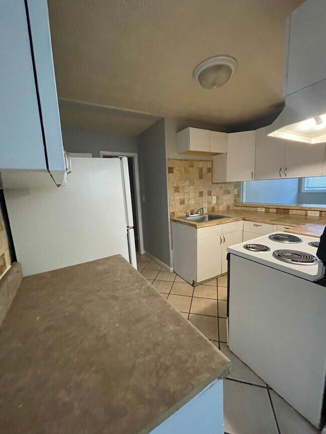 Foto del edificio - **Fantastic 4 bedroom 2 bathroom on Corner...