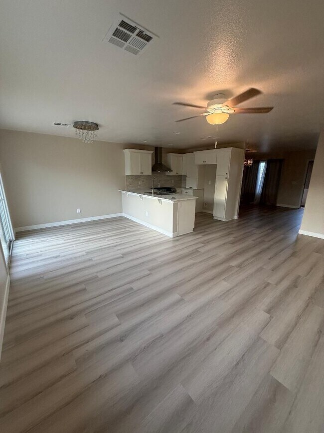 Foto del edificio - FOR RENT – Spacious 5 Bed / 3 Bath Home in Calexico!
