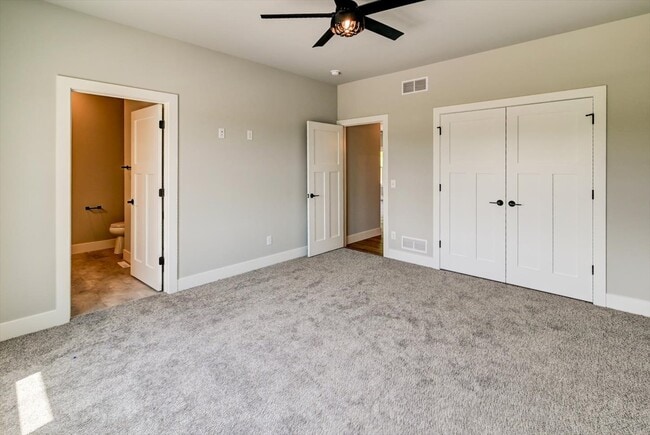 Building Photo - 2900 Blue Grass Dr