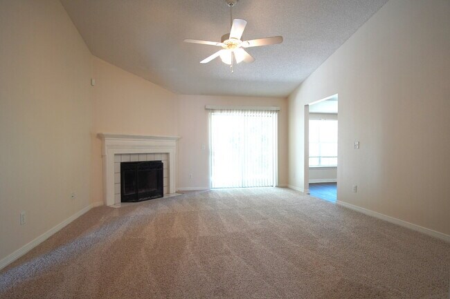 Foto del edificio - Spacious 3BR/2BA Brick Home in Woodridge Manor – Quiet Cul-de-Sac, Updated Kitchen & Great Room w...