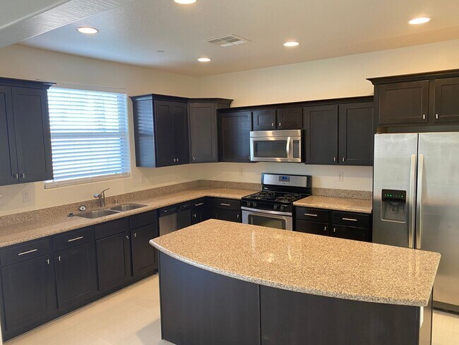 Foto del edificio - TUSCANY GUARD GATED COMMUNITY. LOTS OF UPGRADES AND HOA AMENITIES