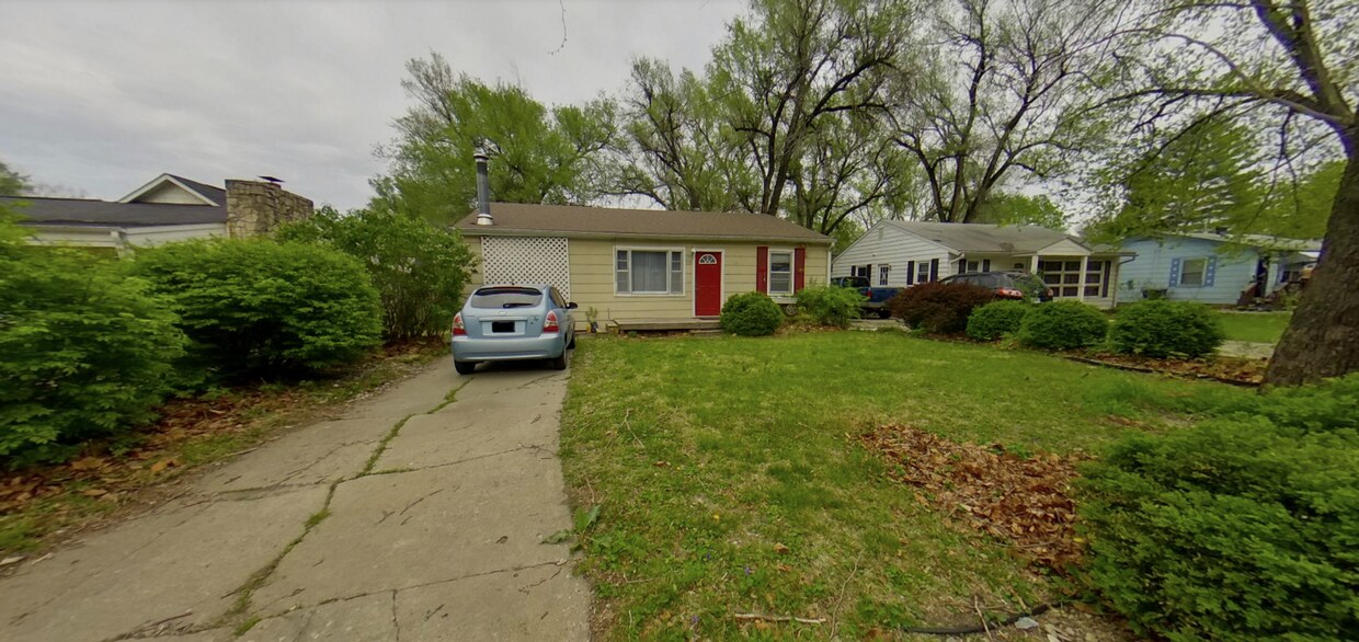 Primary Photo - 3D Tour available - Fenced-in Yard + Washe...