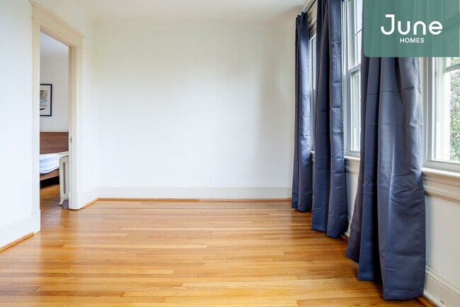Foto del edificio - Queen room in 7-bed/4.0-bath Home