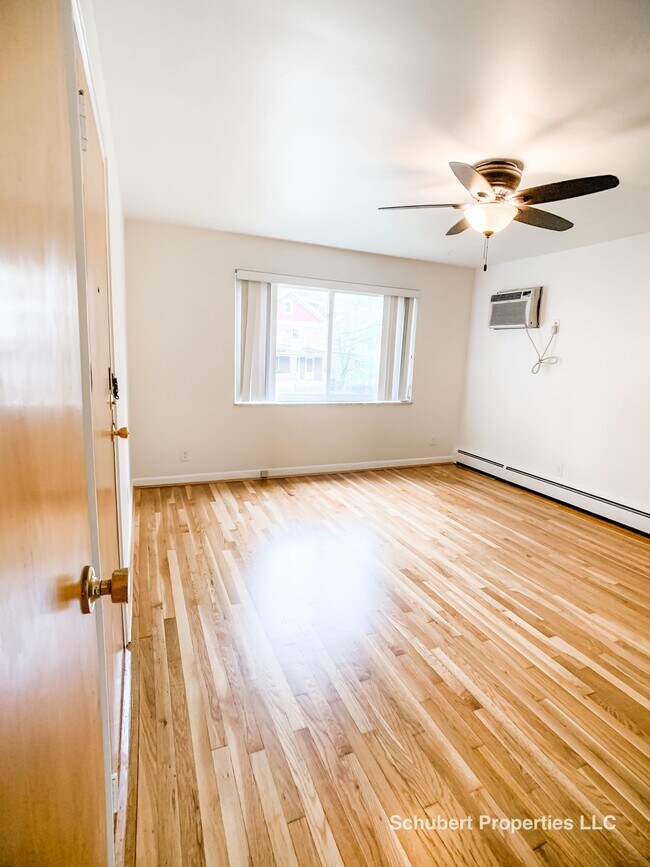 Sala de estar n.° 1 - 3154 Schubert Ave