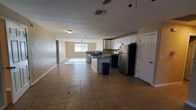 Building Photo - 3410 S Hamilton Pl