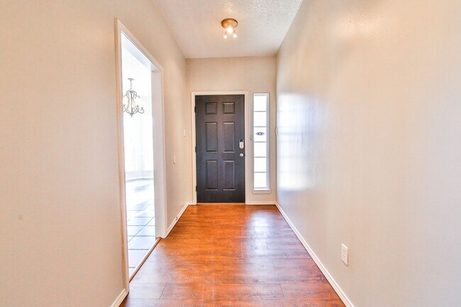Foto del edificio - Three bedroom beauty plus large office wit...