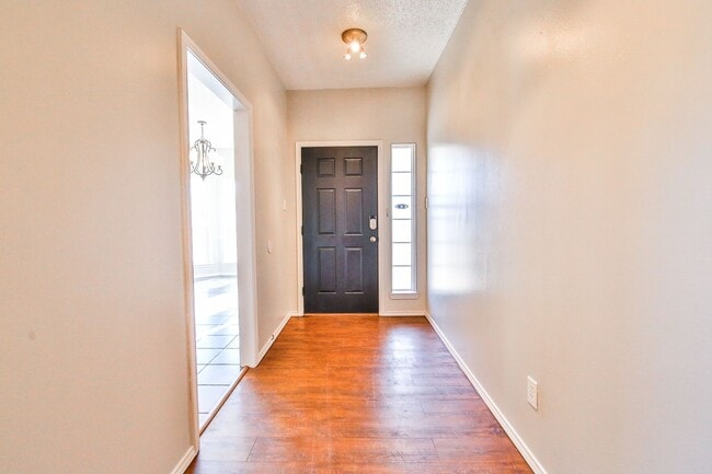 Building Photo - Three Bedroom with Large Office