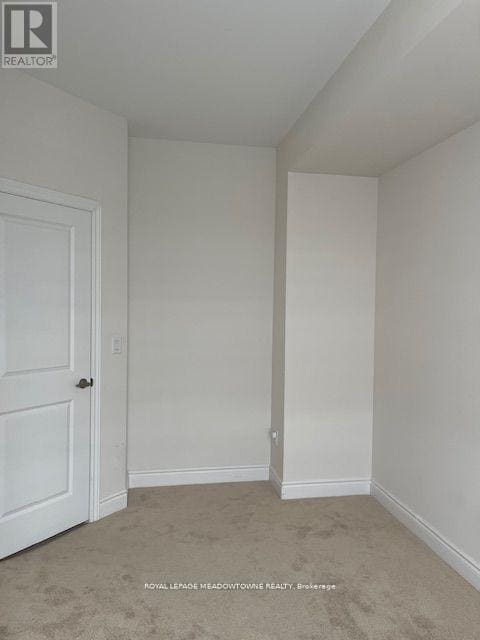 Building Photo - 3315 SIXTH LINE