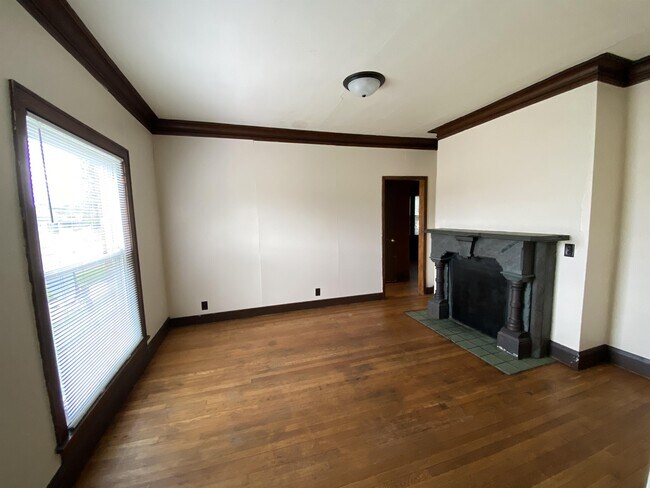 Building Photo - 711 S Dewey St