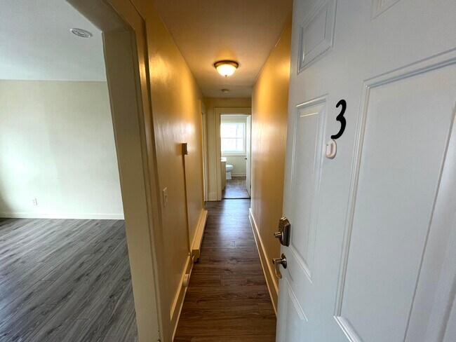 Entry into Apt - 1159 E Main St