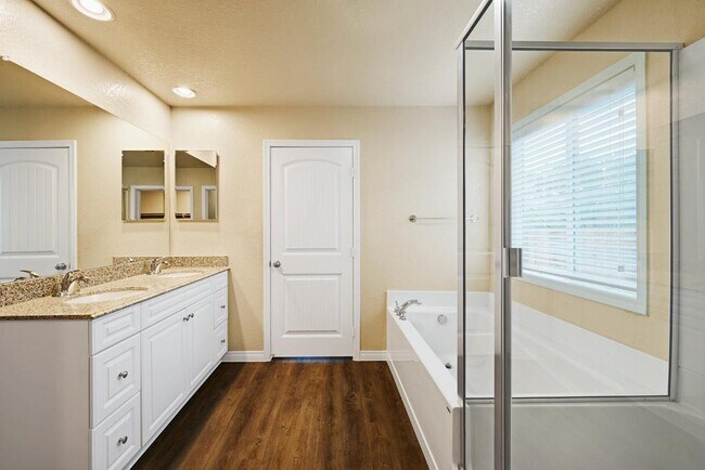 Foto del edificio - 4 bedroom in San Antonio TX 78249
