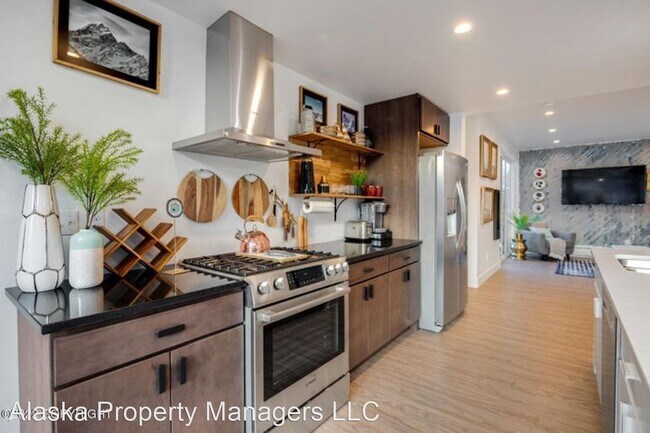 Building Photo - 2 br, 2.5 bath House - 1485 West 8th Ave
