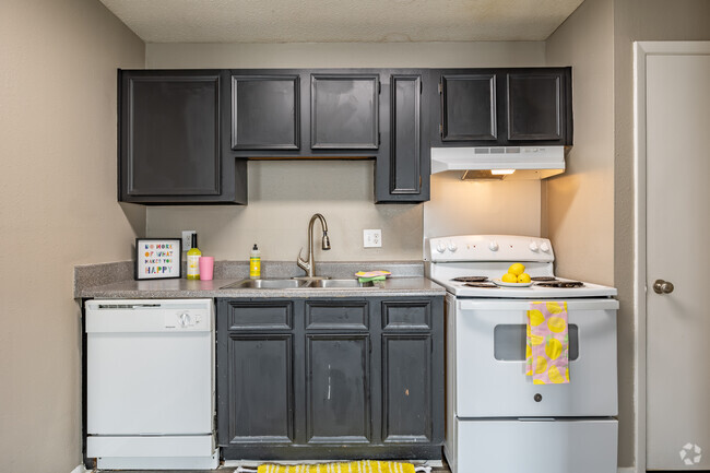 1BR, 1BA - Kitchen Area - Timber Pointe