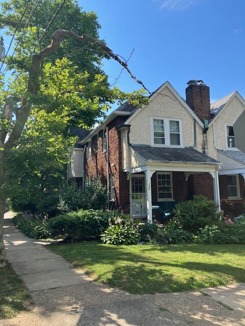 Primary Photo - 342 E Allens Ln