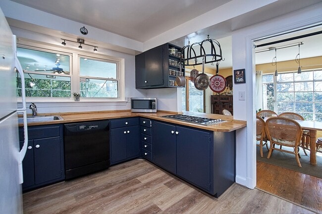 Building Photo - 6129 Beachway Dr