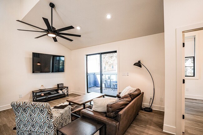 Building Photo - Modern Elegance w/ Garage Parking in Germa...